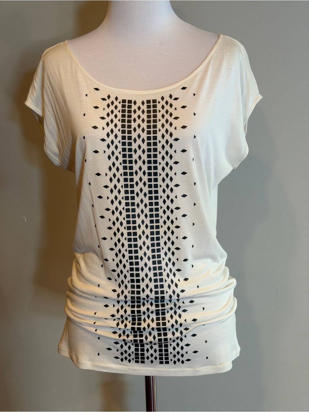 Armani Exchange Cream Short-Sleeve Tee with Black Geometric Design - Size Small